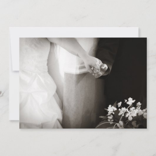 Bride en groom handen bruiloft uitnodiging (Voorkant)