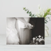 Bride en groom handen bruiloft uitnodiging (Staand voorkant)