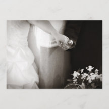 Bride en groom handen bruiloft uitnodiging