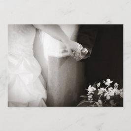 Bride en groom handen bruiloft uitnodiging