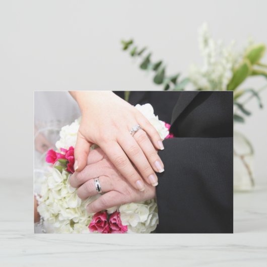 BRIDE EN GROOM HOLD HANDS INVITATION KAART (Staand voorkant)