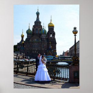 Bride en Groom in Sint-Petersburg, Rusland, kerk Poster
