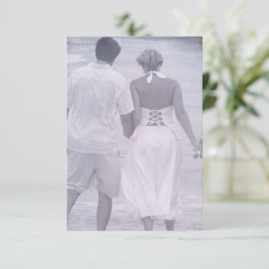Bride en Groom op de Beach sparen de Datum (Staand voorkant)