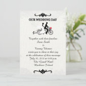 Bride en Groom over Tandem Bicycle Wedding Invitat Kaart (Staand voorkant)