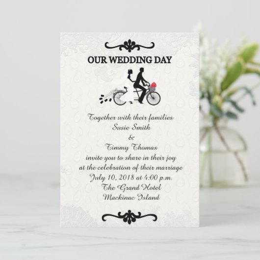 Bride en Groom over Tandem Bicycle Wedding Invitat Kaart (Staand voorkant)