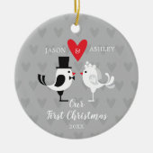 Bride en Groom Tortelduifjes Onze eerste kerst Keramisch Ornament (Voorkant)