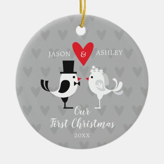 Bride en Groom Tortelduifjes Onze eerste kerst Keramisch Ornament (Voorkant)