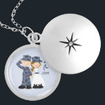 Bride en Soldaat in Blue Camouflage Wedding Locket Ketting<br><div class="desc">Aangepaste hanger bevat een zoete vectorillustratie van een zeeman of een luchtman met zijn prachtige bruid.</div>