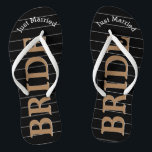 Bride Gewoon gehuwd Faux Gold op zwart of in kleur Teenslippers<br><div class="desc">Faux Gold White en Black Stripes Patroon - Wijzigen in elke kleur door op Aanpassen te klikken. Bride trouwde alleen goud op zwart of om het even welke kleur. U kunt de kleur van de zwarte achtergrond aanpassen om het even welke gebeurtenis of hen uw favoriete kleur met gouden combinatie...</div>