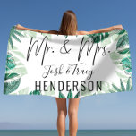 Bride & Groom, Mr. en Mrs., Jubileum, Verloving Strandlaken<br><div class="desc">Maak een verklaring op het zwembad of het strand met onze ruime keuze aan super schattige aanpasbare badhanddoeken. We hebben elegante,  klastige,  ook leuke en speelvolle design voor volledige afdrukken. Gewoon gehuwd,  bruiloft,  huwelijksfoto's,  weddenschappen,  weddenschappen,  nieuwigheden,  weddenschappen,  huwelijksreceptie,  huwelijksreis,  huwelijksreis,  huwelijksreis,  persoonlijk Verloving Vrijgezellenfeest.</div>