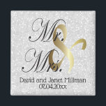 Bride & Groom | Mr & Mrs Wedding Keepsake Magneet<br><div class="desc">Trouwdag geeft de voorkeur aan magneten. Een bruiloftsdagaandenken van de bruid en bruidegom klaar om te personaliseren. Indien nodig... kunt u alle tekst verwijderen en vers beginnen met uw eigen tekst-, kleur- en lettertypekeuzes met het Zazzle-ontwerpgereedschapsgebied. ✔Let op: niet alle sjablonen hoeven te worden gewijzigd. 📌Als u meer aanpassingen nodig...</div>