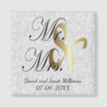 Bride & Groom | Mr & Mrs Wedding Keepsake Magneet<br><div class="desc">Trouwdag gunst magneet. Een bruiloftsdagaandenken van de bruid en bruidegom klaar om te personaliseren. ✔Let op: niet alle sjablonen hoeven te worden gewijzigd. 📌Als u meer aanpassingen nodig hebt, klikt u op de knop "Klik om verder aan te passen" of "Aanpassen of ontwerp bewerken" en gebruikt u onze ontwerptool om...</div>