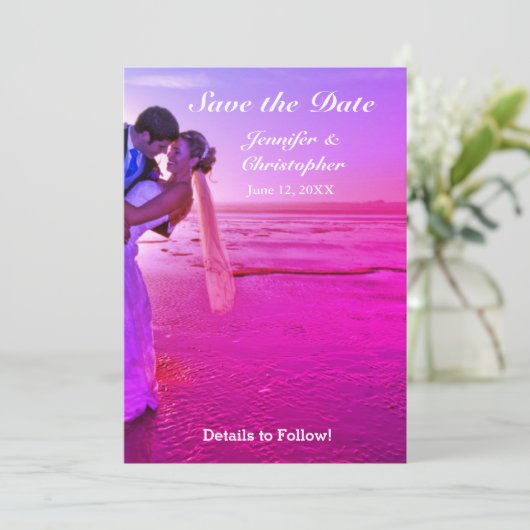 Bride & Groom Paarse Zonnestrand sparen de Datum Save The Date (Staand voorkant)