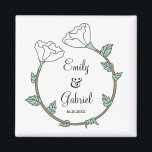 Bride Groom White Floral Wedding Ring Passen getro Magneet<br><div class="desc">Een moderne bruid- en bruinnewlyweds-cadeau magneet met een unieke bloem in de vorm van een trouwring. Geef de bruidjes een unieke florale ring trouwmagneet. Een memento om voor altijd te redden. Witte florale groene bladeren. Je mag ook familie en vrienden cadeau geven.</div>