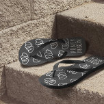 Bride Heart Monogram Honeymoon Teenslippers<br><div class="desc">Als je op reis bent, een romantische cruise voor twee of een strandhut verstopt-a-way, pop een paar (of twee) van deze krijtbordhuwelijksreis teenslippers in je bagage - ze nemen niet te veel ruimte in beslag. Een mooi cadeau voor de pasgetrouwden die gepersonaliseerd kunnen worden met hun initialen. Bekijk de rest...</div>