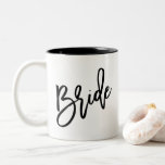 Bride Modern Chic Script in zwart Tweekleurige Koffiemok<br><div class="desc">Met modern penseelscript dat "Bride" zegt. Stijlvol cadeau voor de nieuwe bruid.</div>