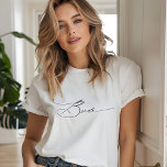 Bride Modern Elegant Script Typography Wedding T-shirt<br><div class="desc">Bride Moderne Elegant Manuscript Typography Wedding T-Shirt kenmerkt de eenvoudige tekst "Bride"in een elegante moderne zwarte kalligrafiemanuscripttypografie. Ideaal voor de bruid voor een vrijgezellenfeest of trouwdag. Ontworpen door Evco Studio www.zazzle.com/store/evcostudio</div>