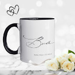Bride Modern Elegant Script Wedding Custom Name Mok<br><div class="desc">Bride Moderne Elegant Manuscript Typography Wedding Custom Name Tea Coffee Mok kenmerkt de eenvoudige tekst "Bride" in een elegante moderne zwarte kalligrafiekscripttypografie. Aangepast met je aangepaste naam en trouwdatum. Ideaal voor de bruid voor een vrijgezellenfeest of trouwdag. Ontworpen door Evco Studio www.zazzle.com/store/evcostudio</div>