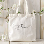 Bride Modern Elegant Script Wedding Custom Name Tote Bag<br><div class="desc">Bride Moderne Elegant Manuscript Typography Wedding Custom Name Canvas tas kenmerkt de eenvoudige tekst "Bride" in een elegante moderne zwarte kalligrafiekmanuscripttypografie. Aangepast met je aangepaste naam en trouwdatum. Ideaal voor de bruid voor een vrijgezellenfeest of trouwdag. Ontworpen door Evco Studio www.zazzle.com/store/evcostudio</div>