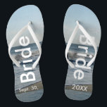 Bride Ocean Waves Strandzand Teenslippers<br><div class="desc">Blauwe Hemel met Lichte Fluffy White Clouds, Blauw Zee, Crashing Ocean Waves en Strandzand. Unisex Teenslippers met bruid en huwelijksdatum geschreven in een witte tekst. Personaliseer met uw trouwdatum (of verwijder tekst). De trouwdatum staat in het zand geschreven. Kies brede of slanke bandjes en voetbedkleur. Leuke teenslippers voor het pasgetrouwde...</div>