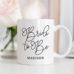 Bride om de zwarte Moderne Aangepaste Band van het Koffiemok<br><div class="desc">De moderne en casual zwarte kalligrafiescript "Bride to be" de mok van de bruidbruidkoffie van het huwelijk kenmerkt douanetekst die met de voornaam van de bruid kan worden gepersonaliseerd. Maakt een mooi geschenk voor de toekomst,  mevrouw!</div>