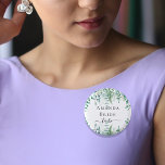 Bride om eucalyptusbos te worden ronde button 3,2 cm<br><div class="desc">Voor een vrijgezellenfeest of een vrijgezellenfeest. Verkleurd met waterkleurige eucalyptusbladeren,  groenbos-fern. Personaliseer en voeg de naam van de bruid toe. Met de tekst: Bride om te zijn. Het woord wordt geschreven met een modern handgeschreven stijlmanuscript met swashes.</div>