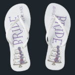 BRIDE Paars Wedding Floral Cake Vrijgezellenfeest Teenslippers<br><div class="desc">Teenslippers hebben een originele markeerafbeelding van een gelaagde trouwcake met vorst en paarse bloemen. Eenvoudig personaliseer met de datum van uw gebeurtenis! Zie je niet wat je zoekt? Hulp nodig bij aanpassingen? Neem contact op met Rebecca om iets voor je te ontwerpen.</div>
