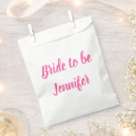 Bride Pink Custom Name Wedding Bachelorette Bedankzakje<br><div class="desc">Mooie kalligrafie,  roze bridepapier,  bevoordeelt tassen. Ideaal voor huwelijksgunsten. Bride squad.</div>