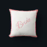 Bride Pink Script Chic Wedding Kussen<br><div class="desc">Een prachtig Roze manuscript van de Bride en in orde gemaakte kussen voor uw huis. Een goed douchecadeau. Gefeliciteerd cadeau zou een geweldige verrassing zijn voor de Bride. Geweldig huwelijkscadeau samen met de huwelijksbruin die we aanbieden.</div>