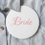 Bride roze handschrift bruiloft legant eenvoudige  ronde button 6,0 cm<br><div class="desc">Prachtige elegante roze manuscriptknoop/speld voor de Bride. De mensen zullen deze  knoop zien en wensen u "Gefeliciteerd" met uw huwelijk.</div>