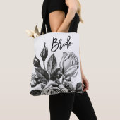 Bride | Rozen in zwart en wit Tote Bag (Dichtbij)
