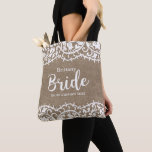 Bride Rustic Lace Burlap Wedding Persoonlijk Tote Bag<br><div class="desc">De Bride zal van deze prachtige gepersonaliseerde canvas tas houden met een rustige kant tegen een faux burlap achtergrond. Voeg de naam van de bruid en de douanetekst toe om zich te personaliseren. Ideaal voor het dragen van essentiële bruiloft zoals make-up, schoenen, kleding en nog veel meer. Werkt goed voor...</div>