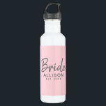 Bride Script Blush roze Vastgesteld Gepersonalisee Waterfles<br><div class="desc">Blijf gehydrateerd in stijl met deze Blush Pink Vastgestelde maatroestvrijstalen waterfles met bride Script. Het wordt ontworpen met "bruid"in modern grijs manuscriptschrijven. Gepersonaliseerd met de naam van de bruid en het gevestigde jaar van de bruiloft. zwarte roze achtergrond. Geweldig cadeauidee voor vrijgezellenfeest, vrijgezellenfeest of huwelijksreis. KLIK PERSONALIZE SJABLOON OPTIE EN...</div>