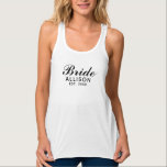 Bride Script White Black Vestigde Naam Datum Tanktop<br><div class="desc">Show uw stijl in deze Bride Script White Black Gevestigde Datum Naam tanktop. De tekst is zwart script "Bride" gecentreerd op de voorzijde. Gepersonaliseerd met de naam van de bruid en vastgesteld jaar van de bruiloft. Geweldig cadeau idee voor vrijgezellenfeest, vrijgezellenfeest en huwelijksreis. KLIK OP SJABLOON PERSONALISEREN EN VOLG DE...</div>