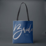Bride Silver Glitter & Navy Princess Calligraphy Tote Bag<br><div class="desc">Pak deze canvas tas voor chic, zwart-wit handschrift typografie. Ideaal voor het meenemen van uw trouwplanningdocumenten of -artikelen tijdens het planningsstadium van de bruiloft en tijdens de activiteiten. Op trouwdag, breng dit tas met u mee om schoenen, programma's, of andere punten te vervoeren nodig voor uw speciale dag. Verkrijgbaar in...</div>