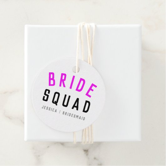 Bride Squad | Hot-roze Bachelorette Bridesmaid Bedankjes Labels (In situ)