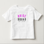 Bride Squad | Hot-roze Bachelorette Bridesmaid Kinder Shirts<br><div class="desc">Kute, eenvoudige, stijlvolle "Bride Squad" citeert een kunstkleuter shirt met moderne, minimalistische typografie in zwart-wit-roze in een koele trendy stijl. De slogan, de naam en de rol kunnen gemakkelijk gepersonaliseerd worden met de namen van je bruidfeest, bijvoorbeeld bruid, bruidsmeisje, bloemmeisjes, moeder van de bride, Glam Squad en nog veel meer!...</div>