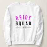 Bride Squad | Hot-roze Bachelorette Bridesmaid Trui<br><div class="desc">Kute, eenvoudige, stijlvolle "Bride Squad" citeert kunstvrouwtjes zweet shirt met moderne, minimalistische typografie in zwart-wit-roze in een koele trendy stijl. De slogan, de naam en de rol kunnen gemakkelijk gepersonaliseerd worden met de namen van je bruidfeest, bijvoorbeeld bruid, bruidsmeisje, bloemmeisjes, moeder van de bride, Glam Squad en nog veel meer!...</div>