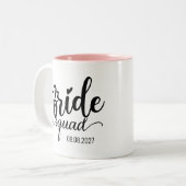 'Bride Squad' moderne zwarte script aangepaste tro Tweekleurige Koffiemok (Voorkant links)