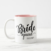 'Bride Squad' moderne zwarte script aangepaste tro Tweekleurige Koffiemok (Links)