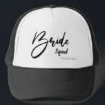 Bride Squad, Tribe, Team Typografie Trucker Pet<br><div class="desc">Viel je verloving met je bruidstribe, bride squad, bruidteam op je vrijgezellenfeest of wanneer dan ook. Het maakt een leuk cadeau om te vieren als team en leuk voor afbeeldingen. Draag samen naar je outings. Zwarte en witte vrachtwagenhoed. Dit pet is ook beschikbaar in champagne, roze en wit, en meer...</div>