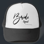 Bride Squad, Tribe, Team Typografie Trucker Pet<br><div class="desc">Viel je verloving met je bruidstribe, bride squad, bruidteam op je vrijgezellenfeest of wanneer dan ook. Het maakt een leuk cadeau om te vieren als team en leuk voor afbeeldingen. Draag samen naar je outings. Zwarte en witte vrachtwagenhoed. Dit pet is ook beschikbaar in champagne, roze en wit, en meer...</div>