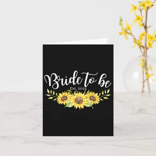 Bride To Be EST 2025 Celebrate Engaged Mannen Vrou Kaart (Gele Bloem)