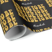 Bride to Be Gold Glitter Tekst met Naam, Zwart Cadeaupapier (Rol Hoek)