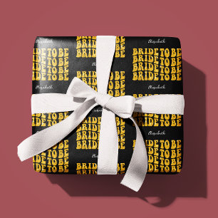 Bride to Be Gold Glitter Tekst met Naam, Zwart Cadeaupapier