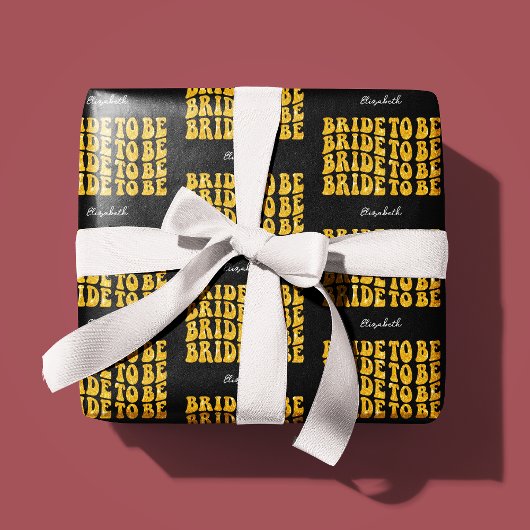 Bride to Be Gold Glitter Tekst met Naam, Zwart Cadeaupapier