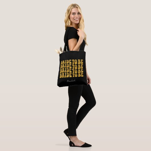 Bride to Be Gold Glitter Tekst met Naam, Zwart Tote Bag (Op model)