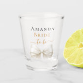 Bride to be ivory bow pearls elegant Bachelorette Shot Glas (Voorkant)
