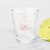 Bride to be pink bow pearls elegant Bachelorette Shot Glas (Achterkant)
