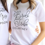 Bride Tribe Black Modern Script Custom Wedding T-shirt<br><div class="desc">Het moderne en casual zwarte kalligrafische manuscript "Bride Tribe"vrouwentrouwT hemd kenmerkt douanetekst die voor uw bruidspartijbemanning kan worden gepersonaliseerd. Ideaal voor je bruidsmeisjes om te draag op het vrijgezellenfeest en het trouwweekend!</div>